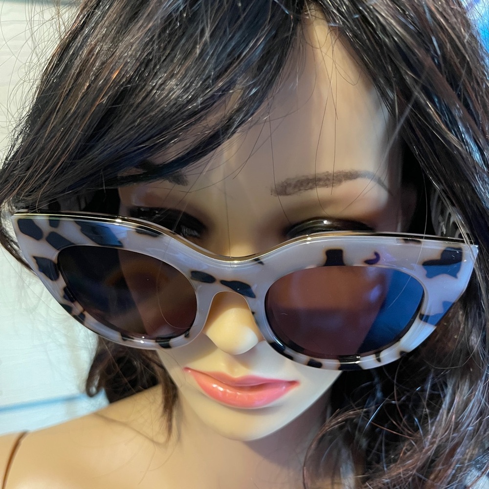 **SOLD** Le Specs Air Heart Sunglasses In Cookie Tort Unisex - Picture 5 of 16